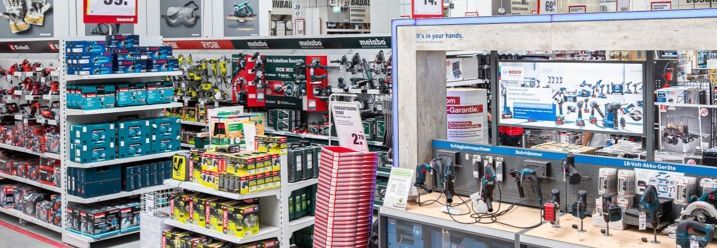 Elektrowerkzeuge im Baumarktregal
